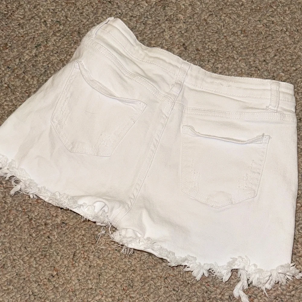 Stylish White Distressed Jean Shorts - Picture 3 of 3